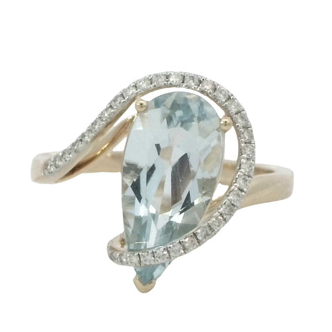 Aquamarine and Diamonds Ring in Yellow Gold