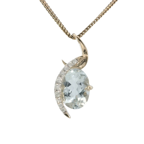 Aquamarine and Diamonds Pendant in Yellow Gold